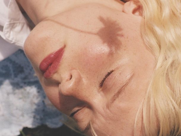 Photo of MAISIE PETERS TEAMS UP WITH AMELIA DIMOLDENBERG AND BENITO SKINNER FOR VIDEO FOR HER NEW SINGLE ‘MY REGARDS’ OUT NOW