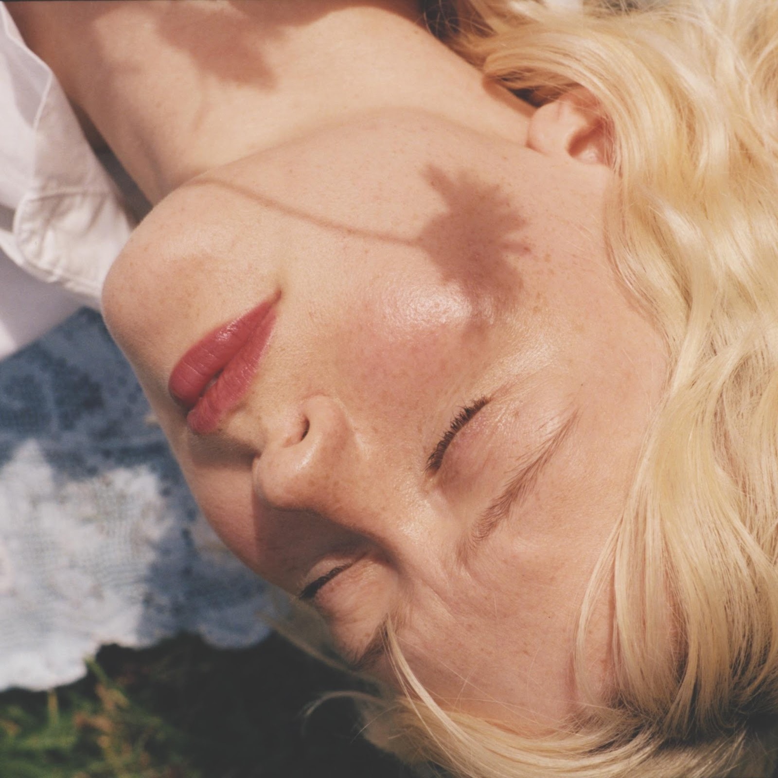 MAISIE PETERS TEAMS UP WITH AMELIA DIMOLDENBERG AND BENITO SKINNER FOR VIDEO FOR HER NEW SINGLE ‘MY REGARDS’ OUT NOW