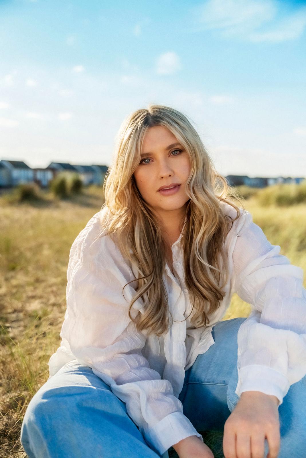 ELLA HENDERSON RELEASES FIRST SOLO SINGLE IN TWO YEARS ‘FILTHY RICH’